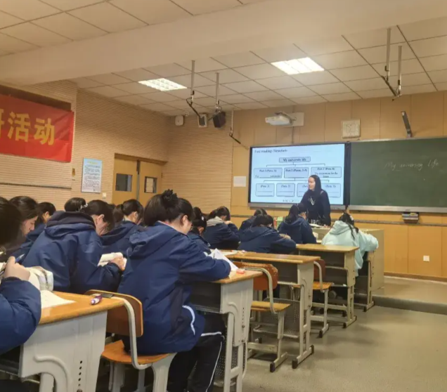 学生认真完成作业和展开五光十色的科普体育艺术阅览兴趣